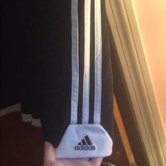 Boys Adidas basketball shorts - Picture 2 of 3